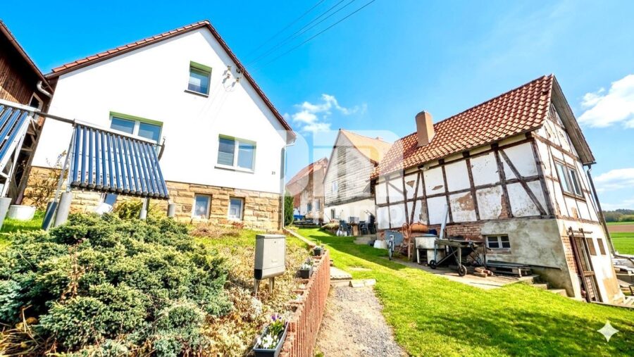Charmanter Wohntraum mit Tradition und Moderne auf großem Grundstück - Frontansicht + Nebengebäude